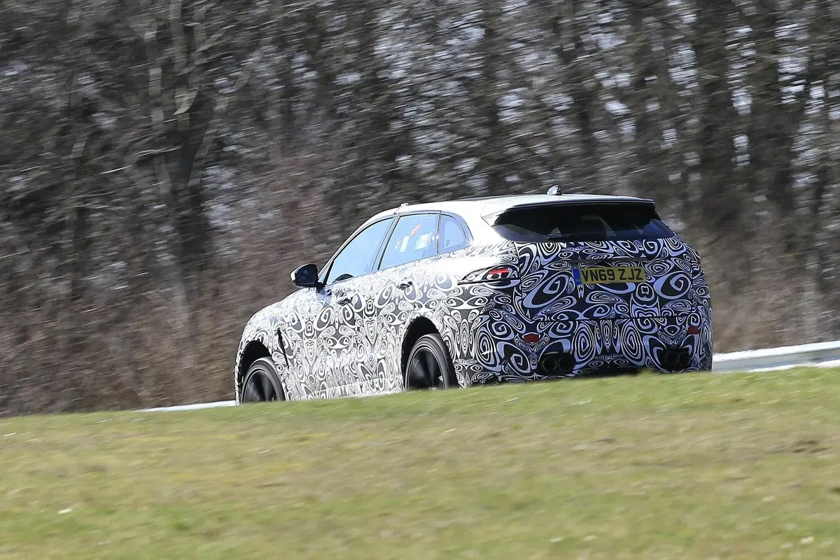 Jaguar F-Type SVR: alla ricerca del record al Ring [Foto spia] (19)