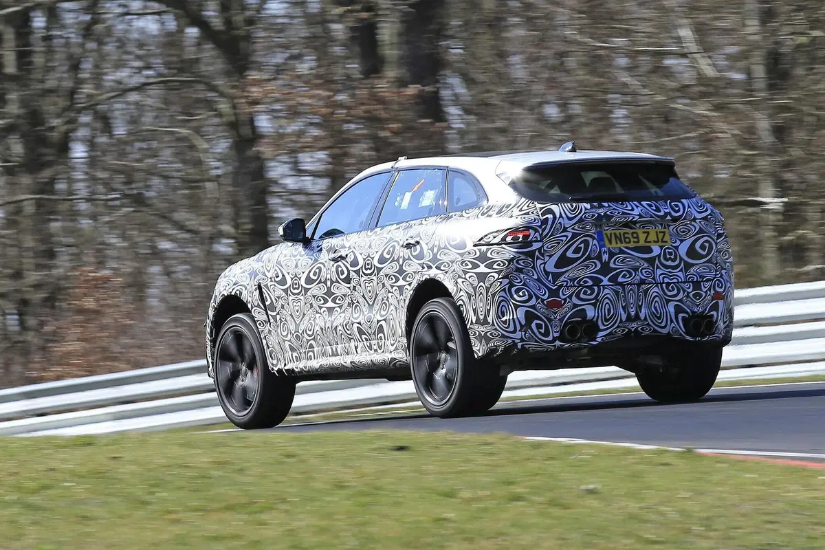 Jaguar F-Type SVR: alla ricerca del record al Ring [Foto spia] (4)