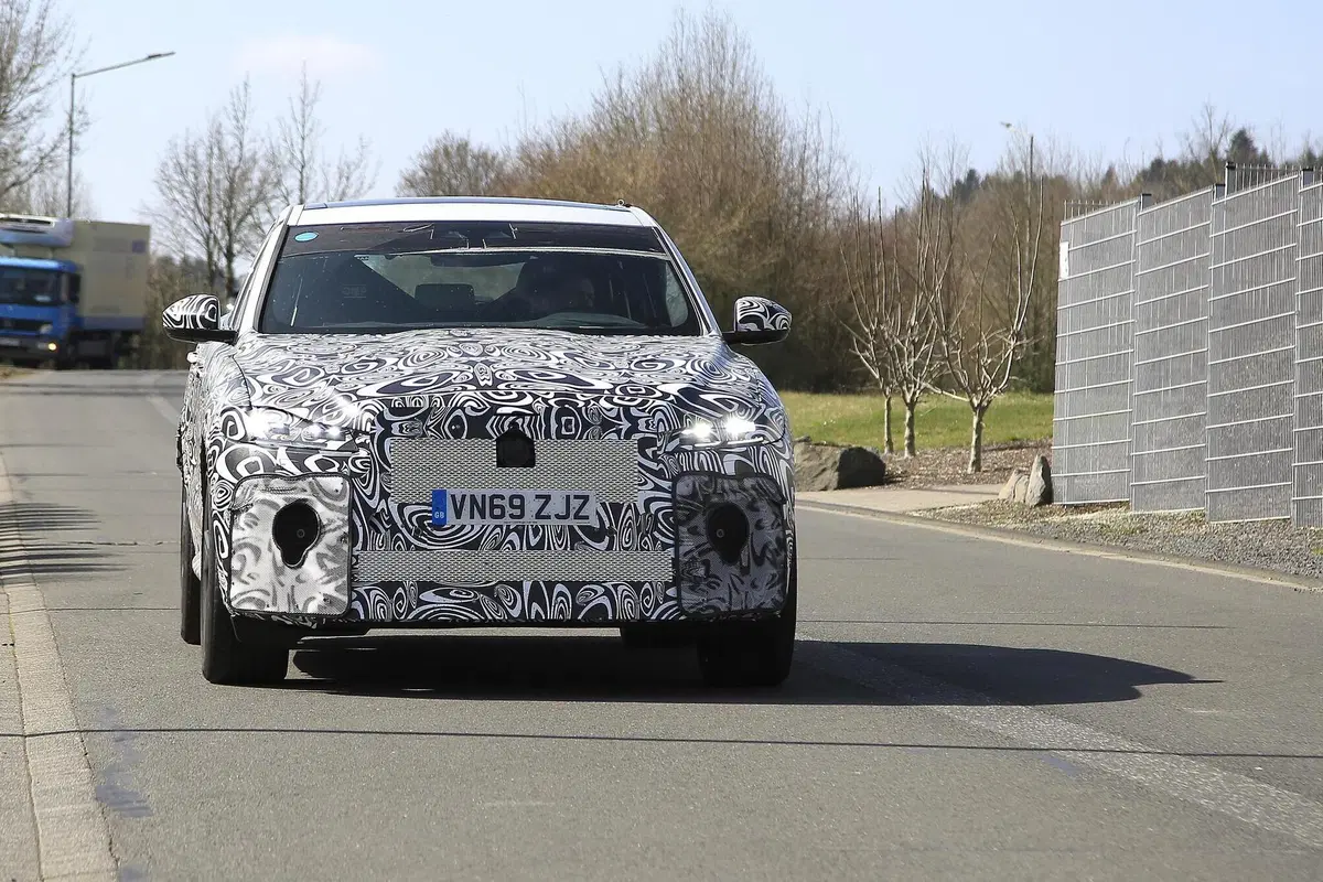 Jaguar F-Type SVR: alla ricerca del record al Ring [Foto spia] (10)