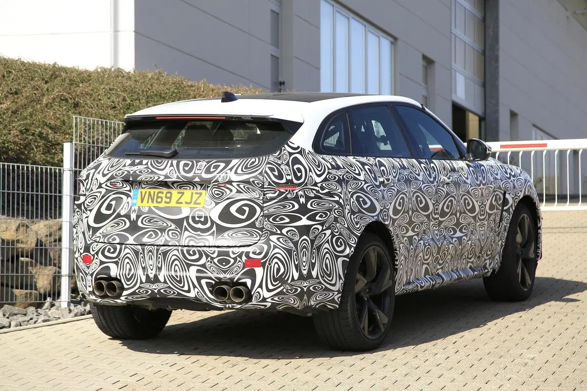 Jaguar F-Type SVR: alla ricerca del record al Ring [Foto spia] (7)