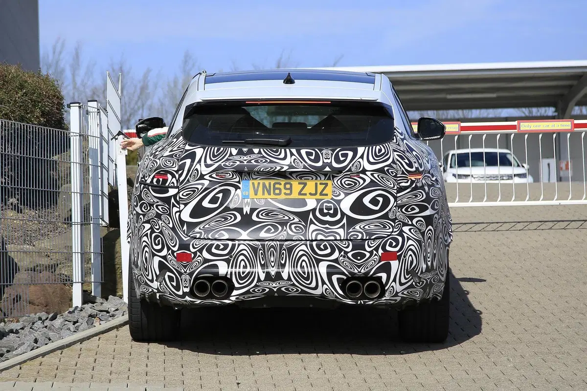 Jaguar F-Type SVR: alla ricerca del record al Ring [Foto spia] (18)