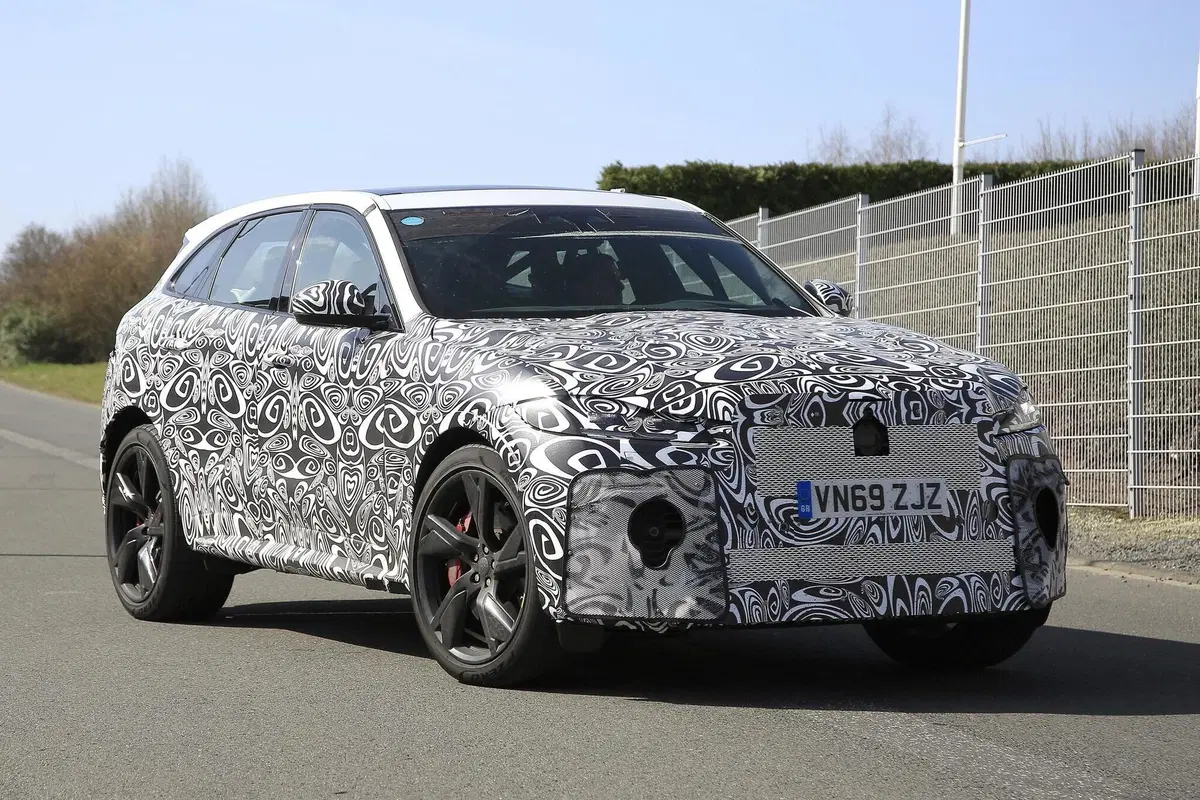 Jaguar F-Type SVR: alla ricerca del record al Ring [Foto spia] (12)