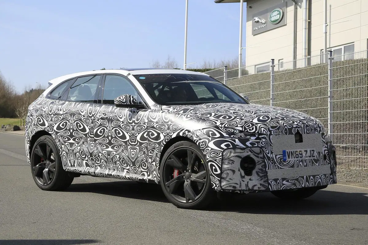 Jaguar F-Type SVR: alla ricerca del record al Ring [Foto spia] (5)