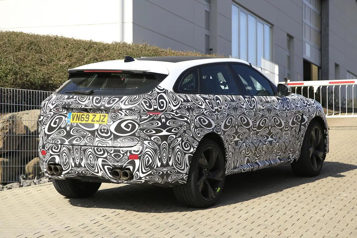 Jaguar F-Type SVR: alla ricerca del record al Ring [Foto spia] (17)