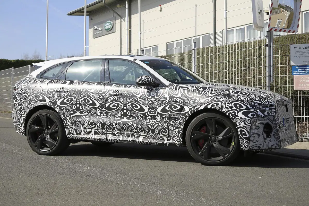 Jaguar F-Type SVR: alla ricerca del record al Ring [Foto spia] (6)