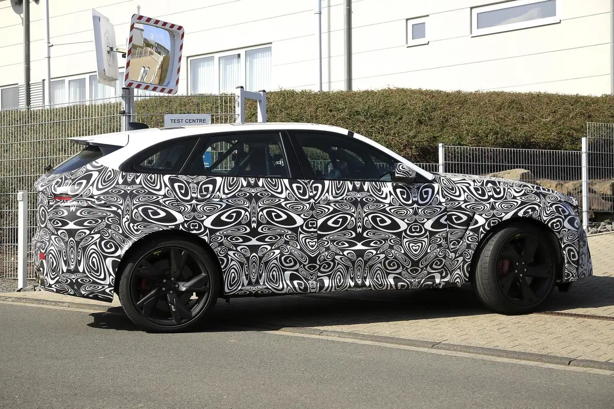 Jaguar F-Type SVR: alla ricerca del record al Ring [Foto spia] (15)