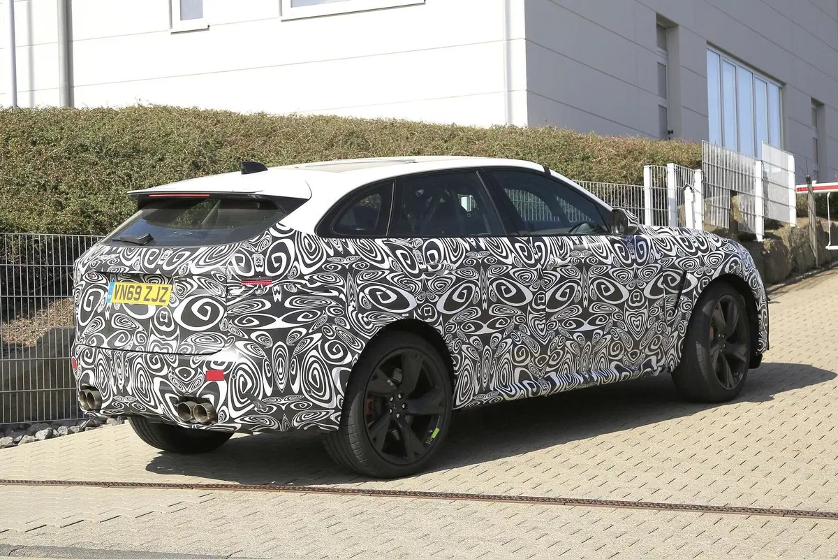 Jaguar F-Type SVR: alla ricerca del record al Ring [Foto spia] (16)