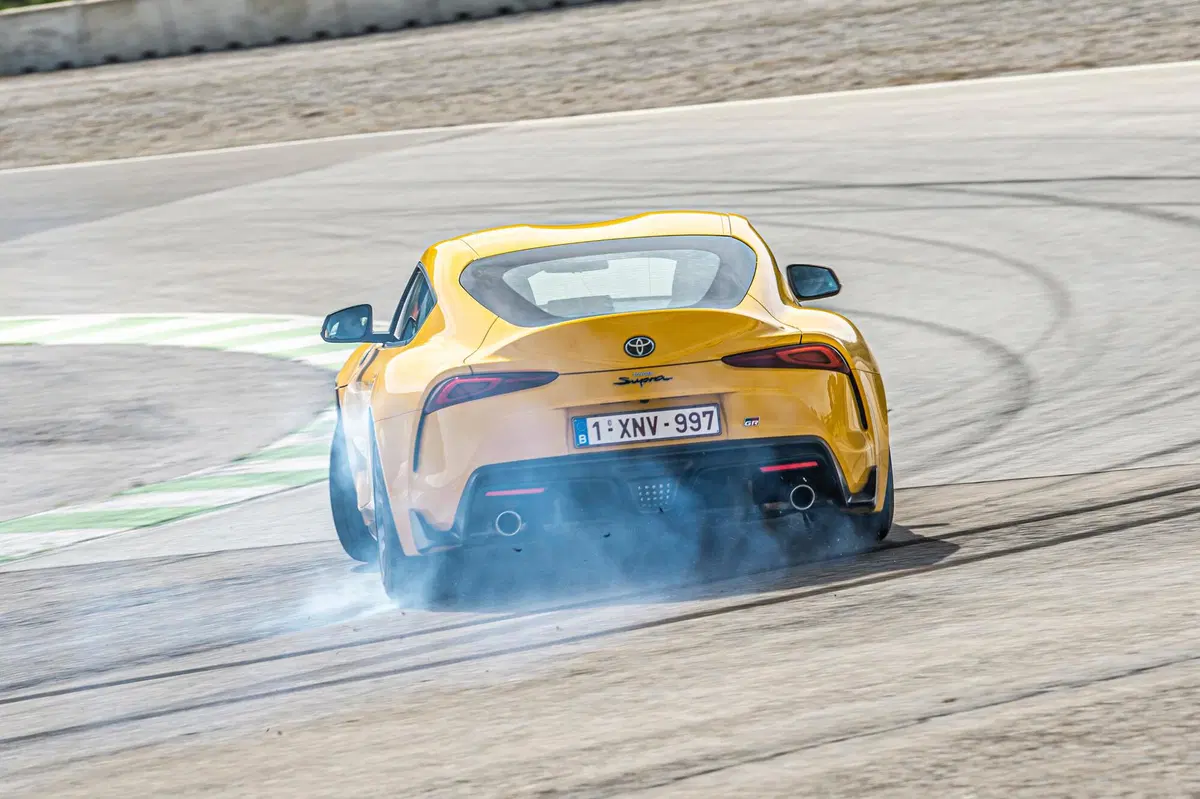 Toyota GR Supra SZ-R: la 2.0L è arrivata. Prezzo 55.900 euro [Video] (7)