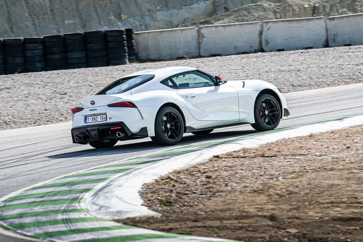 Toyota GR Supra SZ-R: la 2.0L è arrivata. Prezzo 55.900 euro [Video] (4)