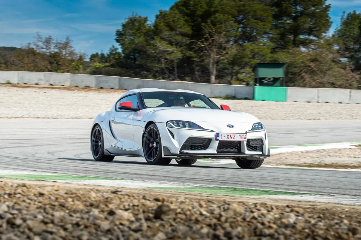 Toyota GR Supra SZ-R: la 2.0L è arrivata. Prezzo 55.900 euro [Video] (5)