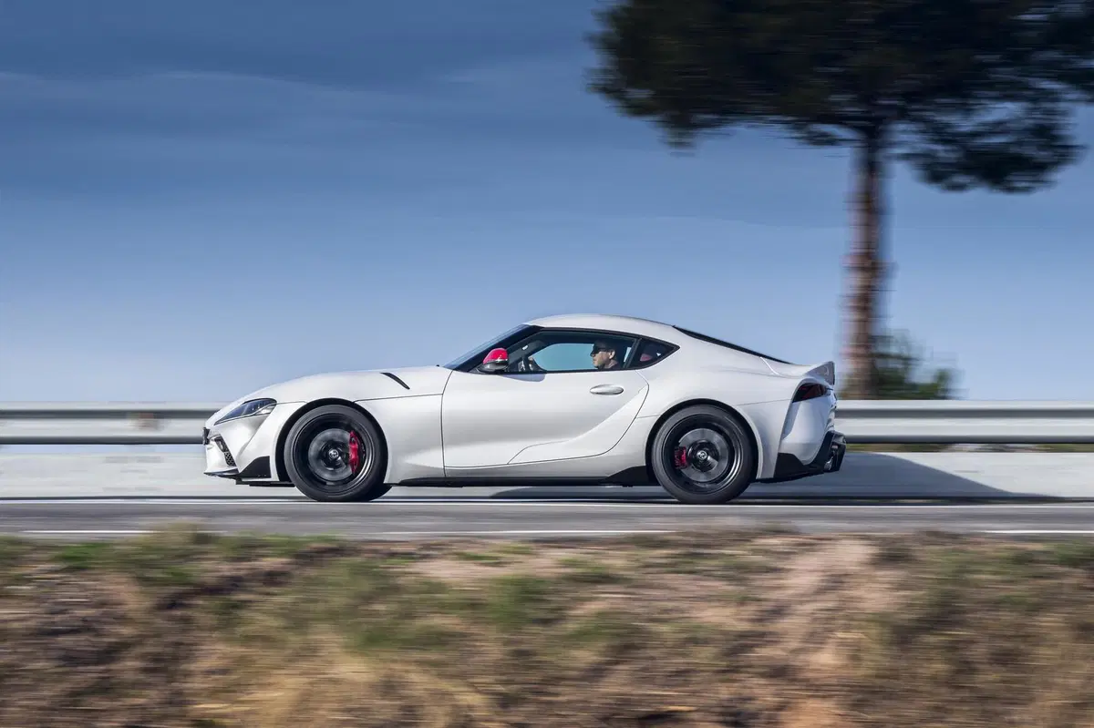 Toyota GR Supra SZ-R: la 2.0L è arrivata. Prezzo 55.900 euro [Video] (10)