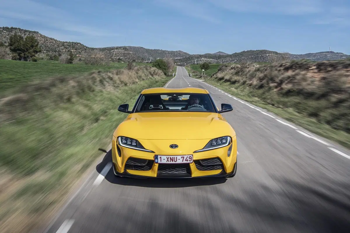 Toyota GR Supra SZ-R: la 2.0L è arrivata. Prezzo 55.900 euro [Video] (12)