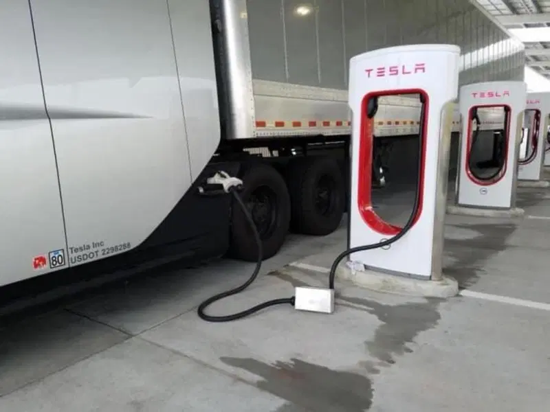 Tesla Truck sorpreso in fase di ricarica al "Supercharger": fa IMPRESSIONE!