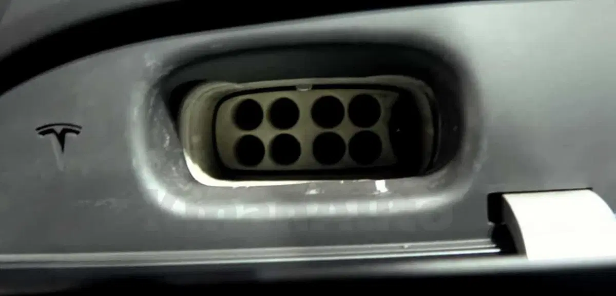 Tesla Truck sorpreso in fase di ricarica al 'Supercharger': fa IMPRESSIONE! (2)