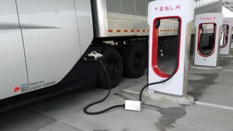 Tesla Truck sorpreso in fase di ricarica al "Supercharger": fa IMPRESSIONE!