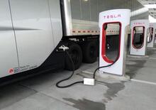 Tesla Truck sorpreso in fase di ricarica al Supercharger: fa IMPRESSIONE!