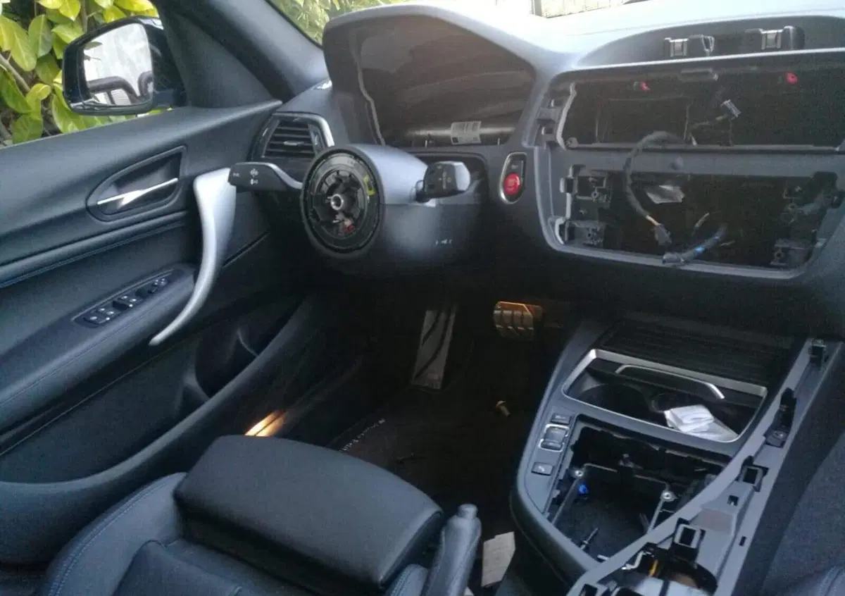 Rubavano in 120 secondi plancia ed elettronica BMW, arrestata banda