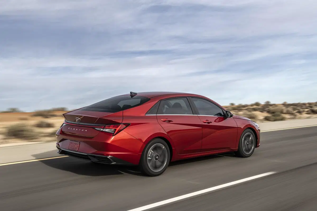 Hyundai Elantra 2021: la nuova berlina ibrida per gli USA (2)