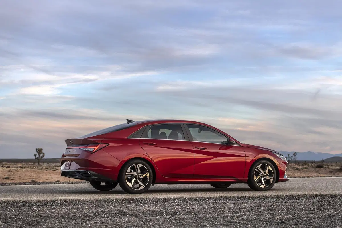 Hyundai Elantra 2021: la nuova berlina ibrida per gli USA (5)