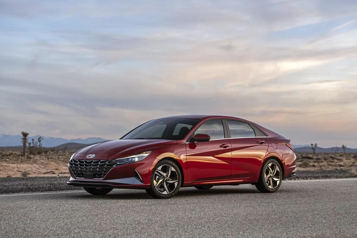 Hyundai Elantra 2021: la nuova berlina ibrida per gli USA (7)