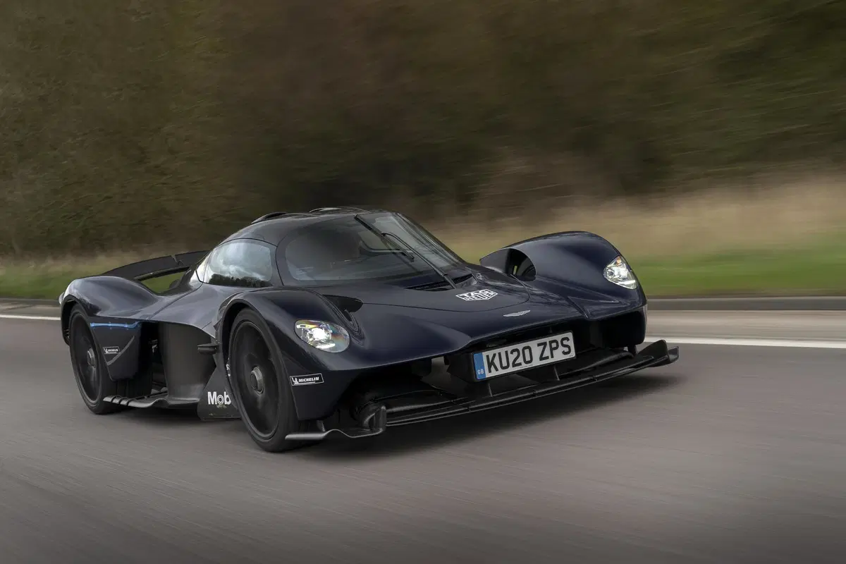Aston Martin Valkyrie, test su strada per l'hypercar (2)