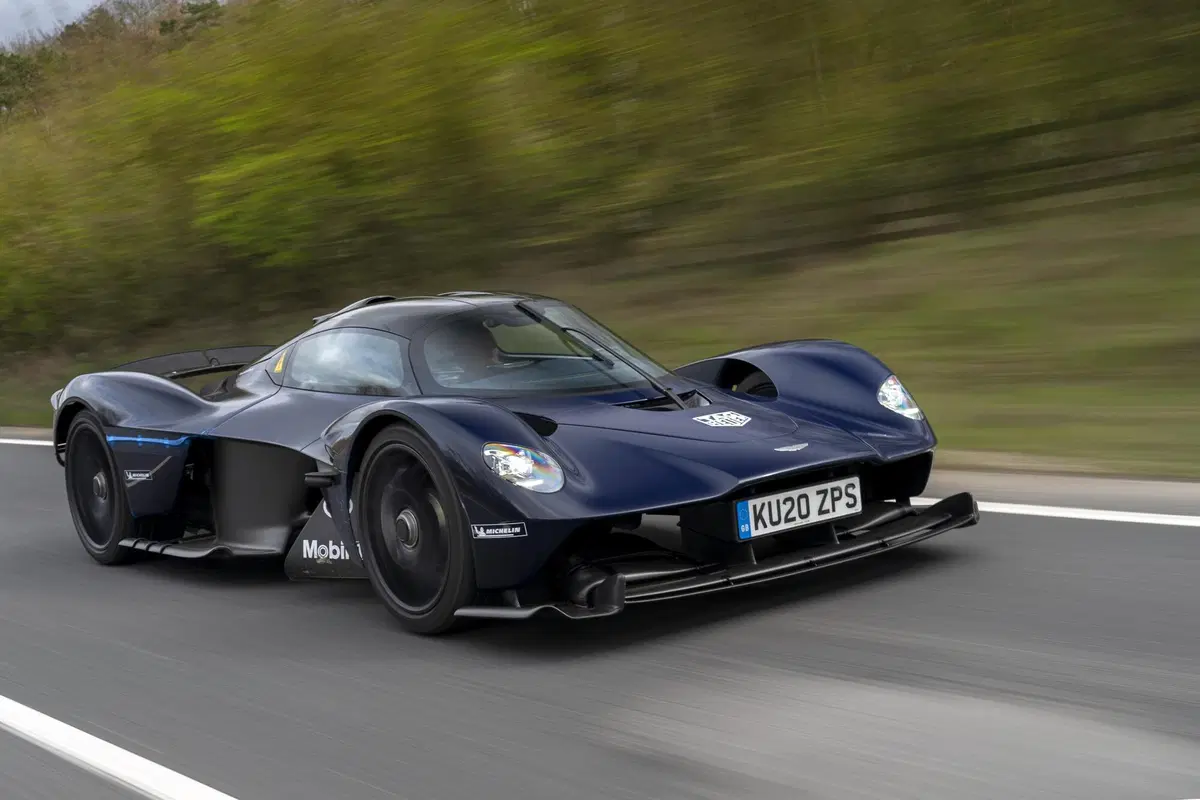 Aston Martin Valkyrie, test su strada per l'hypercar