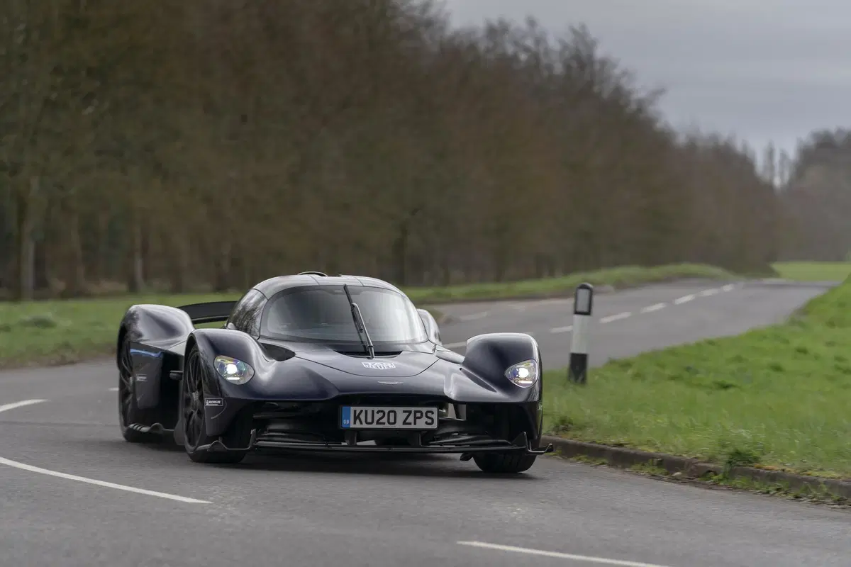 Aston Martin Valkyrie, test su strada per l'hypercar (3)