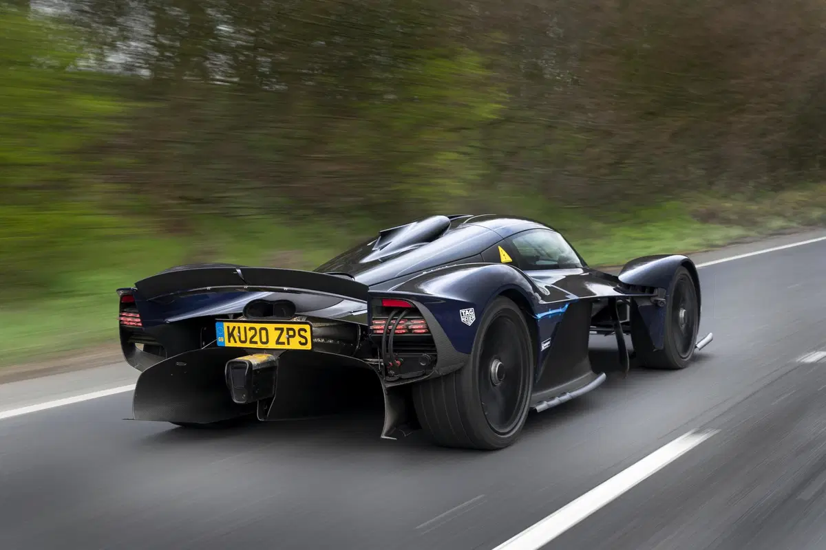 Aston Martin Valkyrie, test su strada per l'hypercar (4)