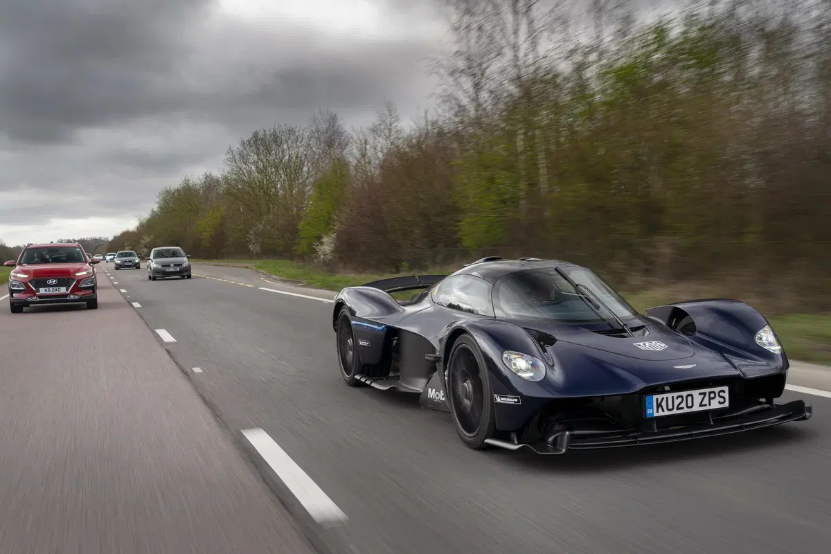 Aston Martin Valkyrie, test su strada per l'hypercar (5)