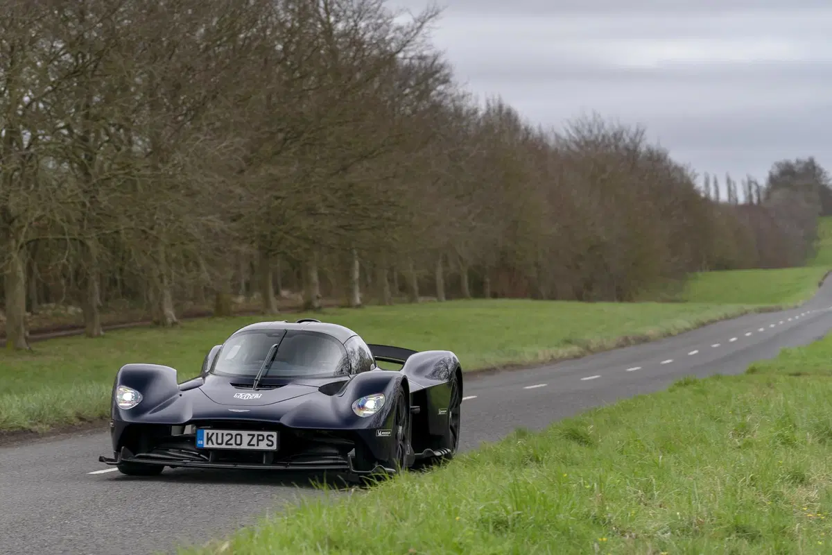 Aston Martin Valkyrie, test su strada per l'hypercar (6)