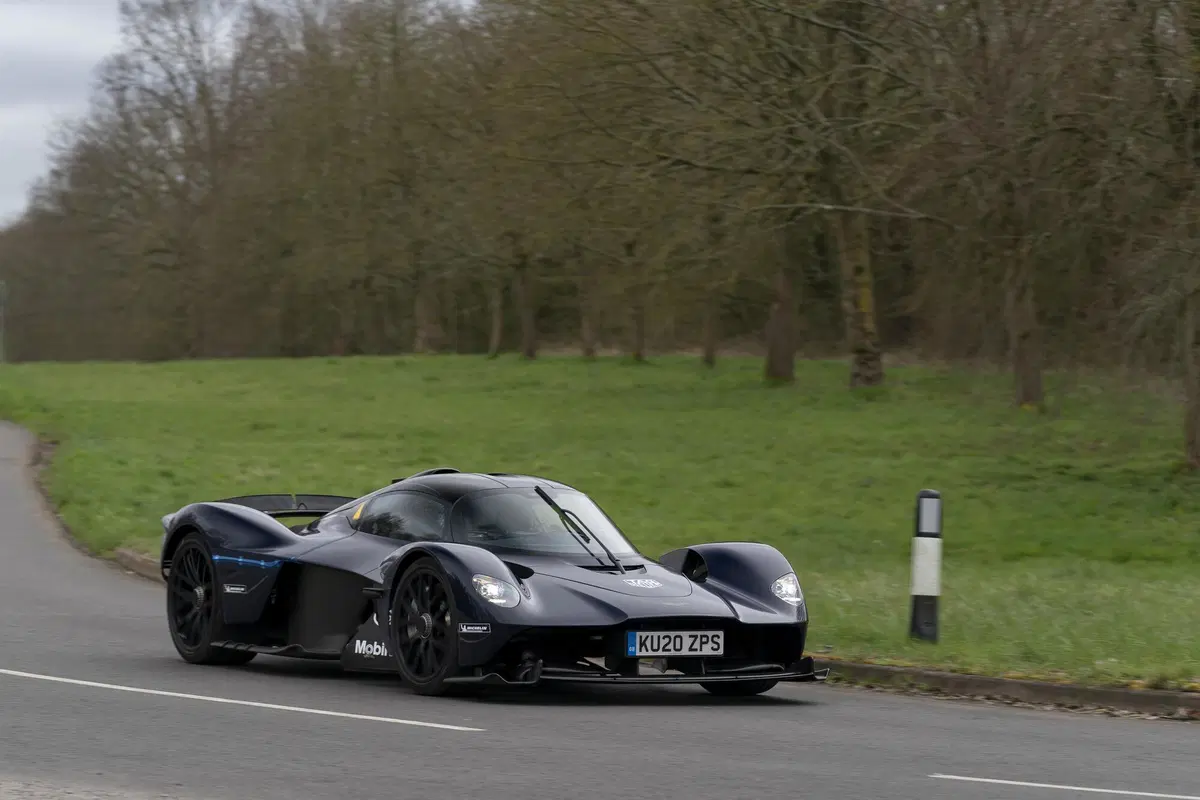 Aston Martin Valkyrie, test su strada per l'hypercar (7)