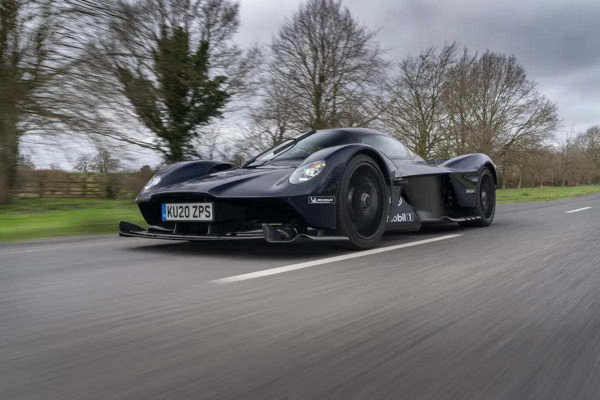 Aston Martin Valkyrie, test su strada per l'hypercar (8)