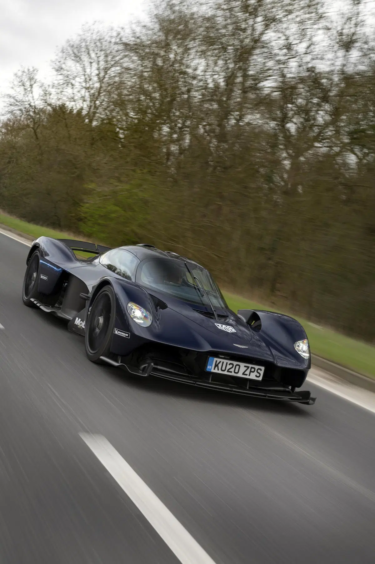 Aston Martin Valkyrie, test su strada per l'hypercar (9)