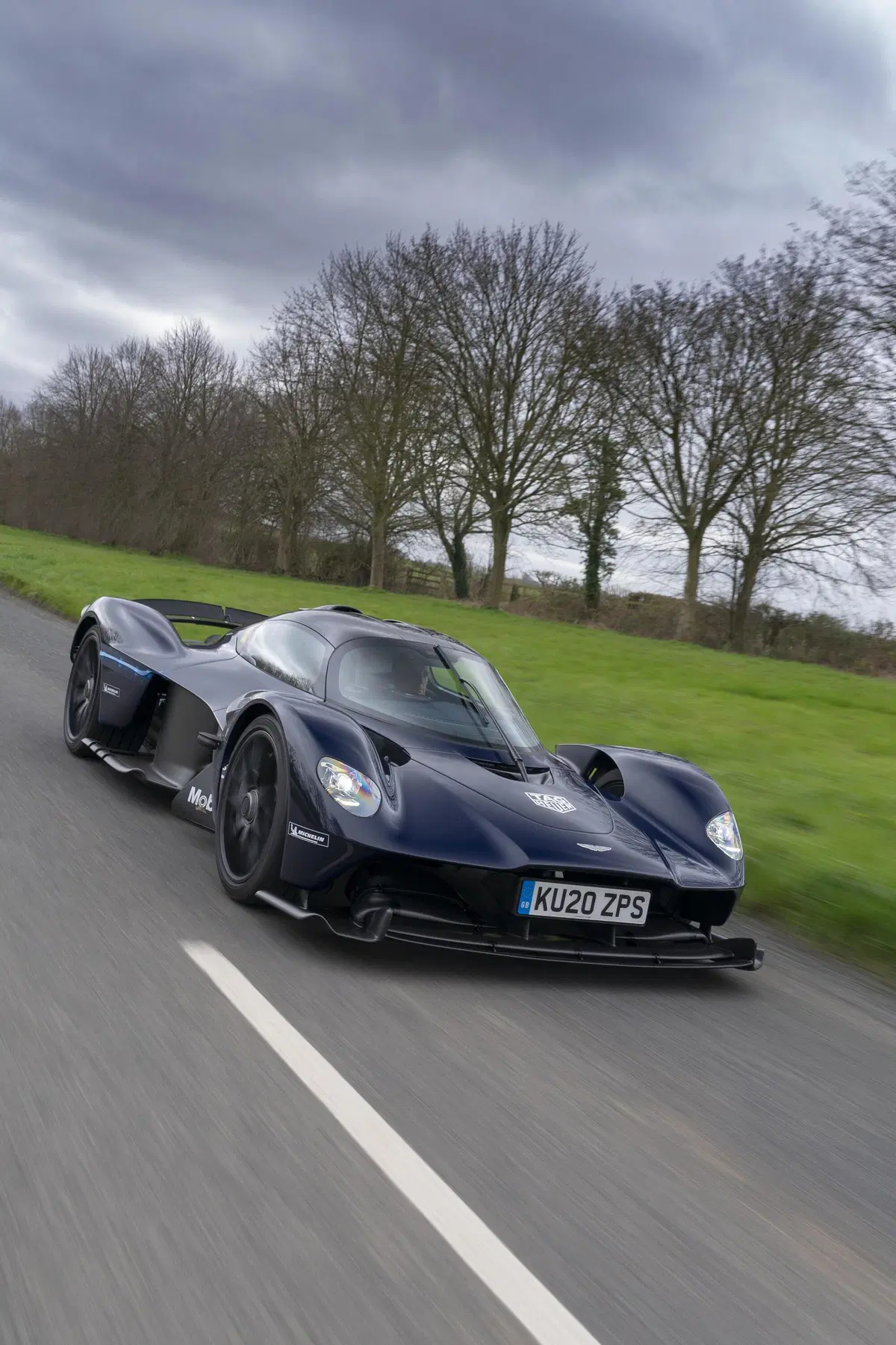 Aston Martin Valkyrie, test su strada per l'hypercar (10)