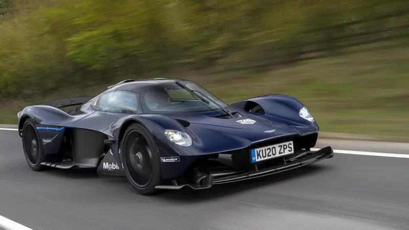 Aston Martin Valkyrie, test su strada per l'hypercar