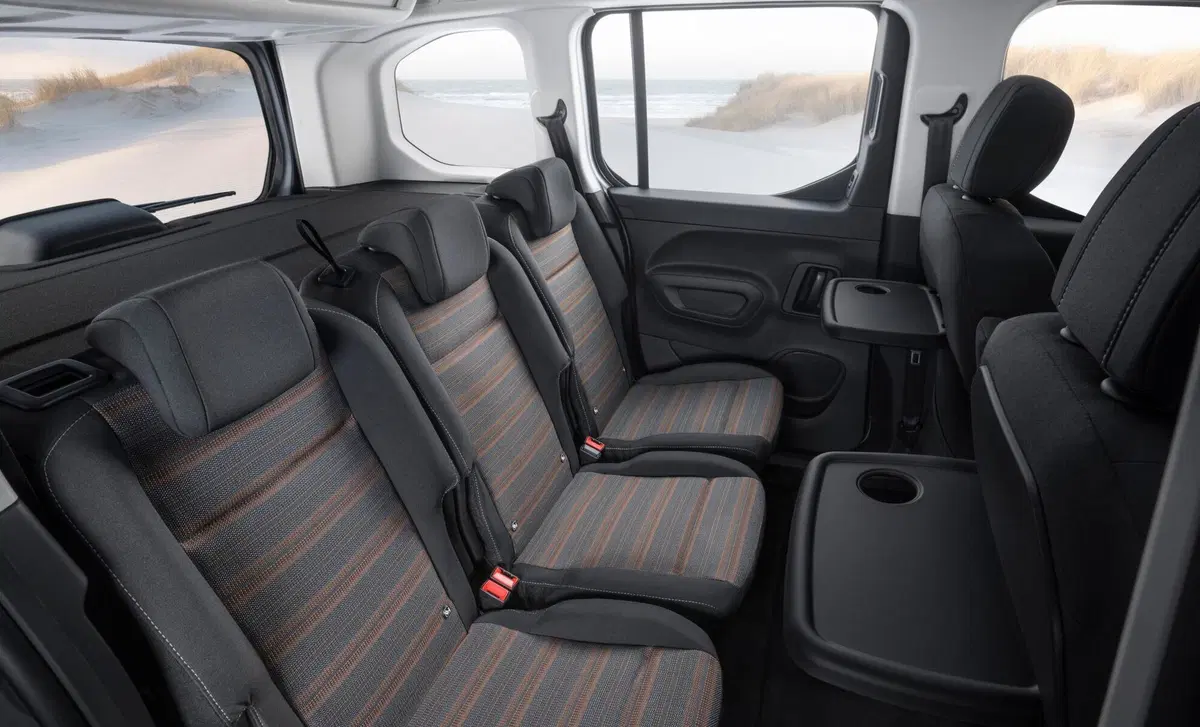 Opel Combo Life 1.5D 130 CV S&S MT6 Elegance (13)