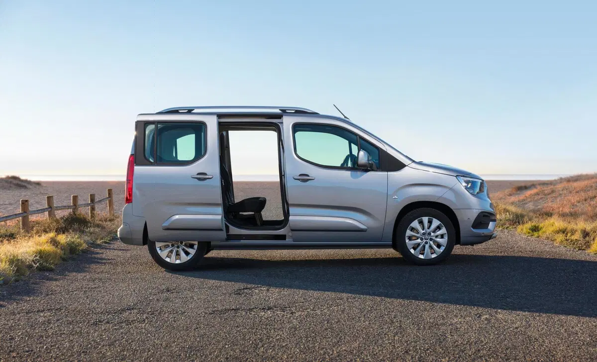 Opel Combo Life 1.5D 130 CV S&S MT6 Elegance (9)