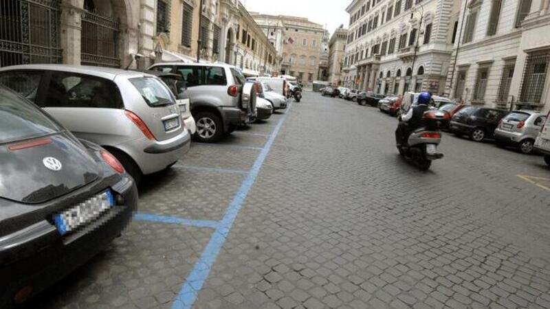 Roma, sulle strisce blu non si paga il parcheggio