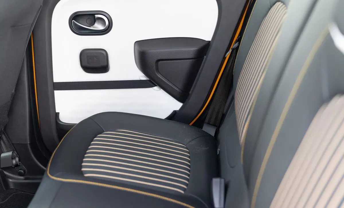Renault Twingo TCe 90 CV EDC Zen (18)