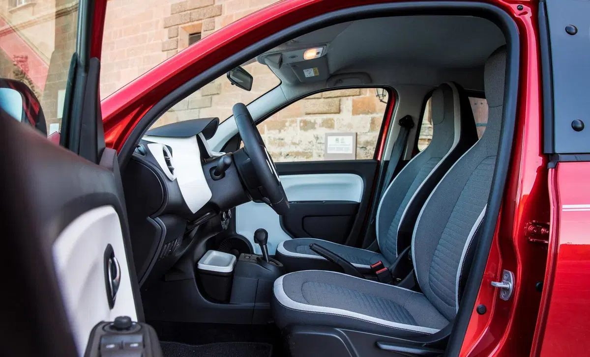 Renault Twingo TCe 90 CV EDC Zen (11)