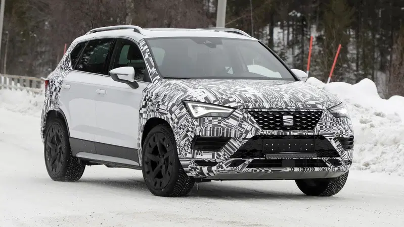 Seat Ateca: restyling e powertrain ibrido in arrivo [Foto spia]