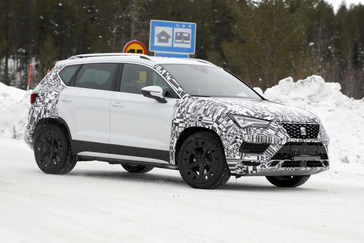 Seat Ateca: restyling e powertrain ibrido in arrivo [Foto spia] (5)