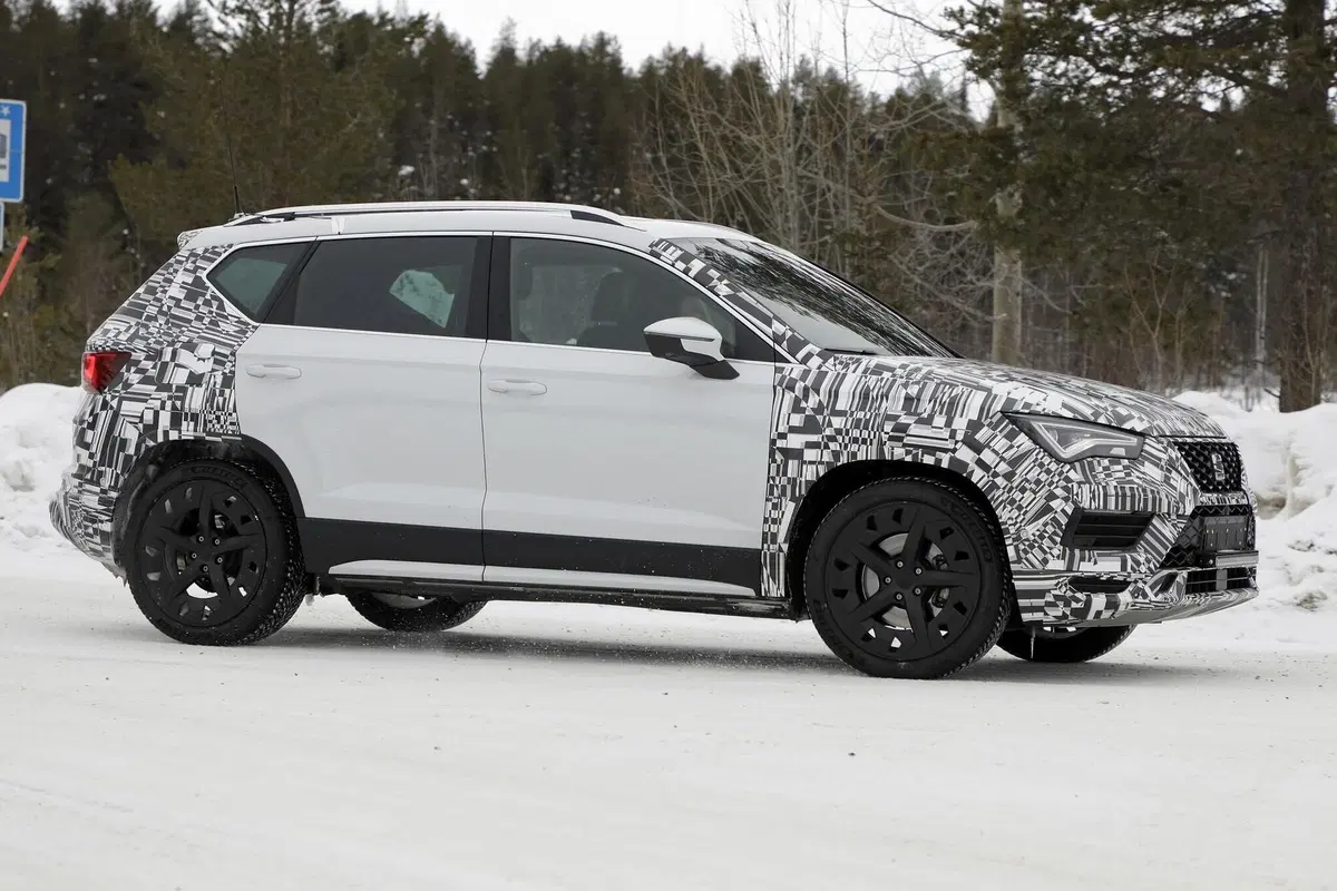 Seat Ateca: restyling e powertrain ibrido in arrivo [Foto spia] (7)