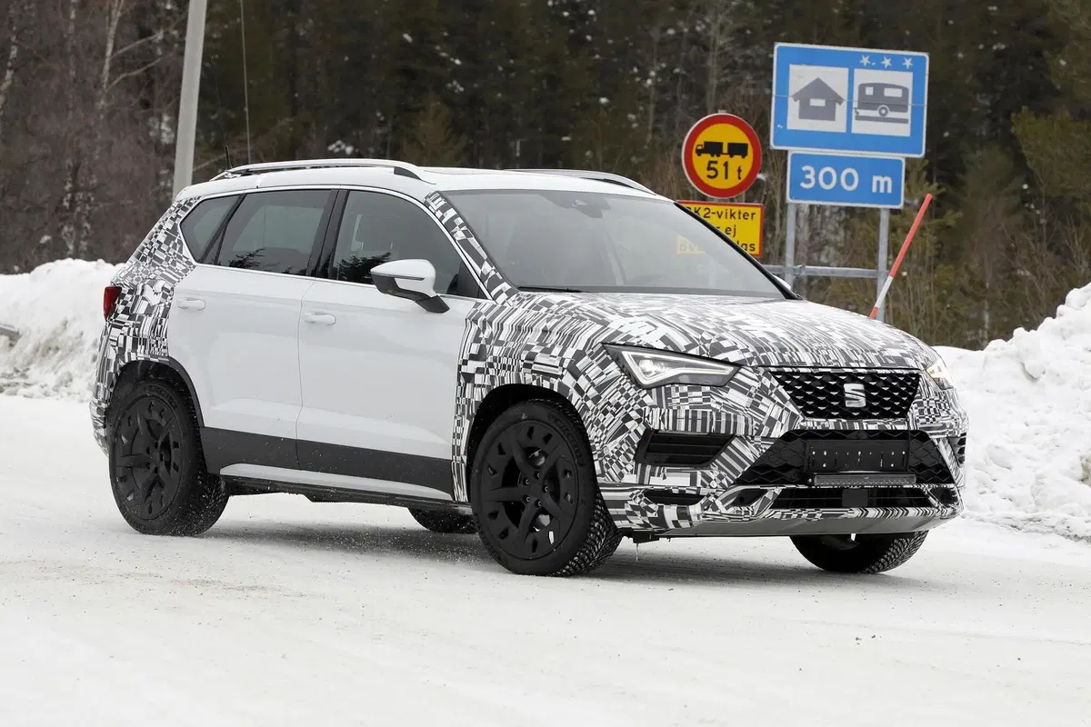 Seat Ateca: restyling e powertrain ibrido in arrivo [Foto spia] (4)
