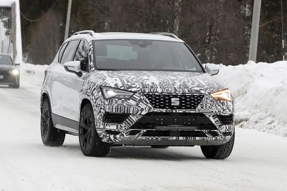 Seat Ateca: restyling e powertrain ibrido in arrivo [Foto spia] (2)