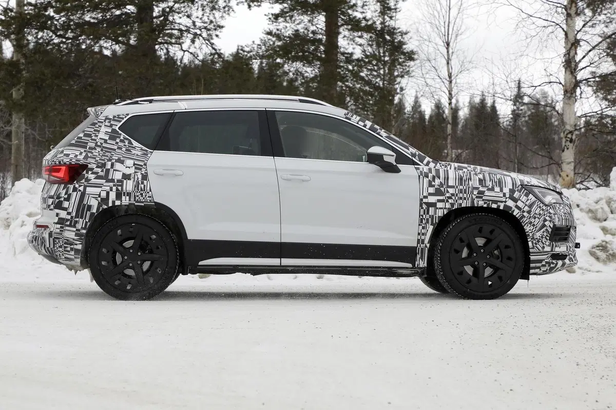 Seat Ateca: restyling e powertrain ibrido in arrivo [Foto spia] (8)