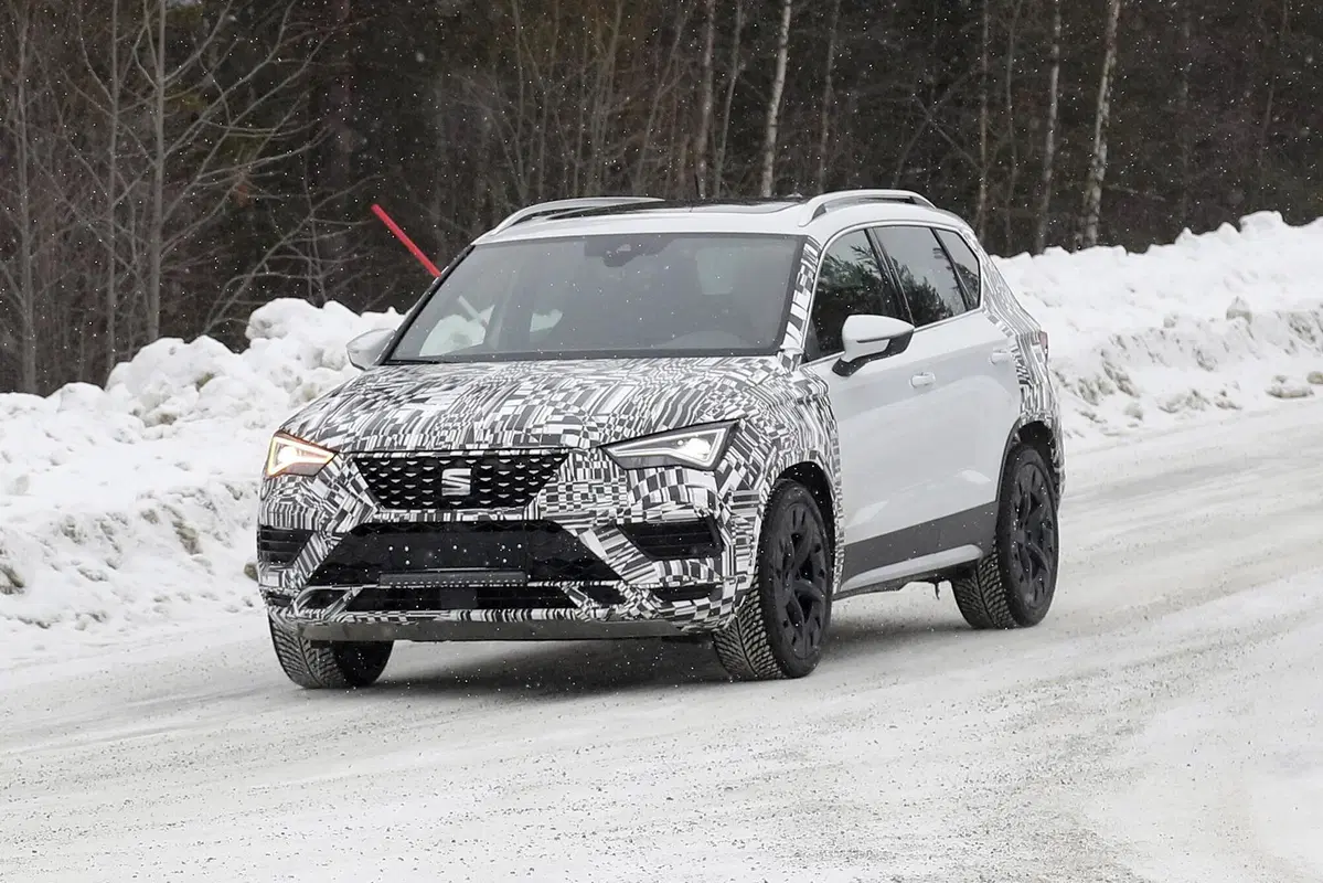 Seat Ateca: restyling e powertrain ibrido in arrivo [Foto spia] (18)