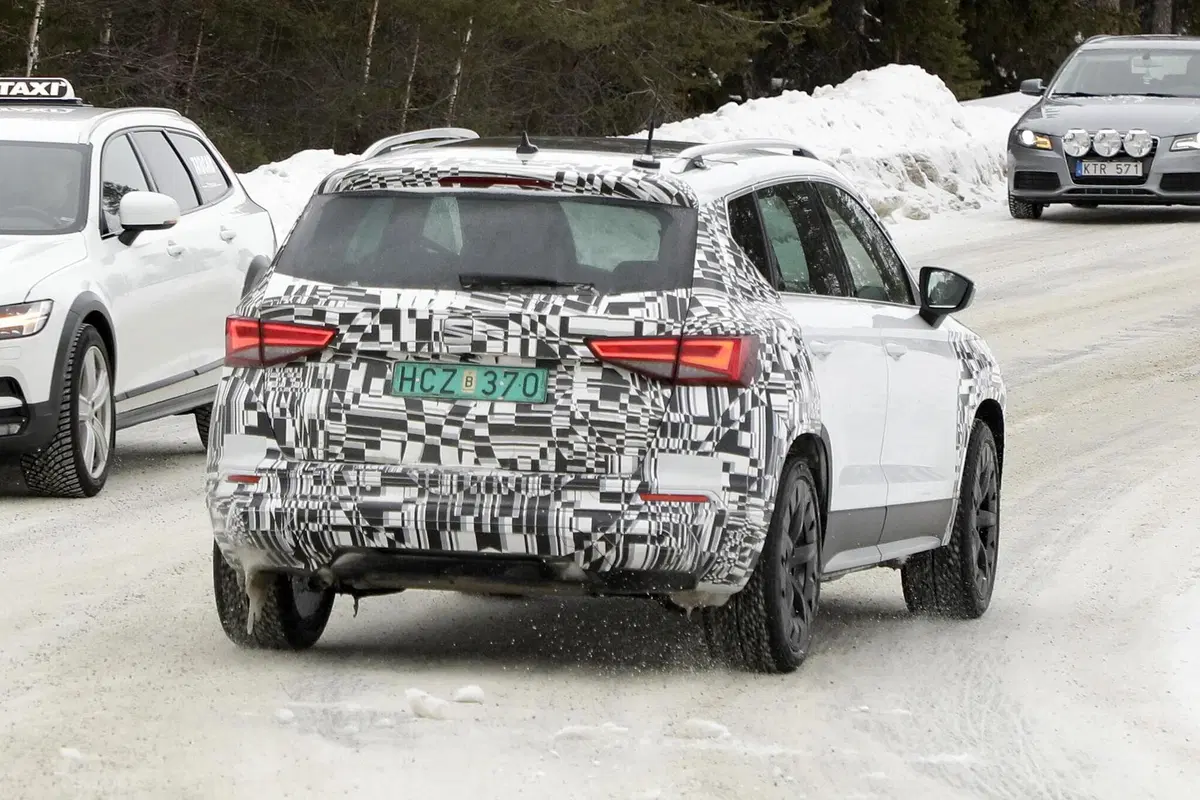 Seat Ateca: restyling e powertrain ibrido in arrivo [Foto spia] (15)