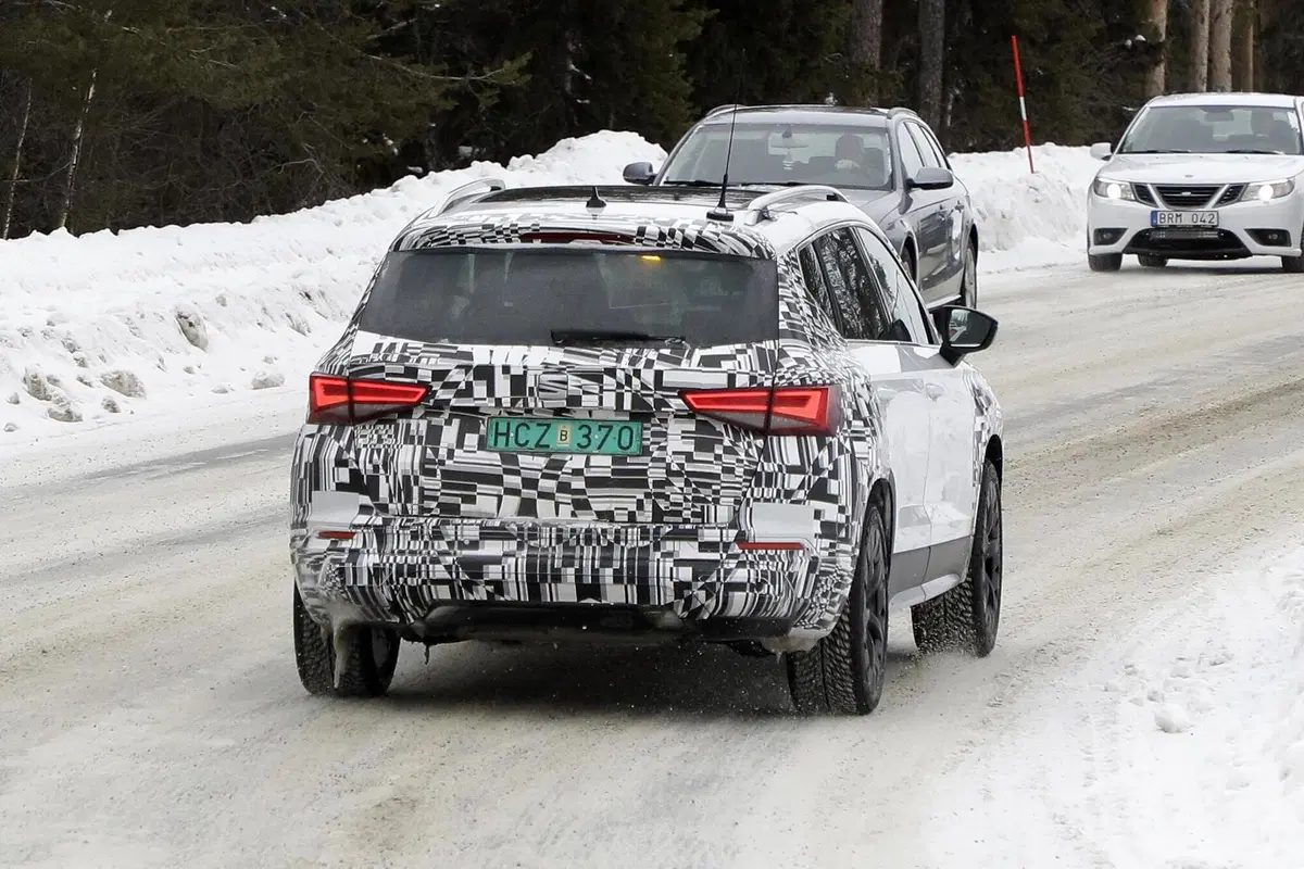 Seat Ateca: restyling e powertrain ibrido in arrivo [Foto spia] (16)