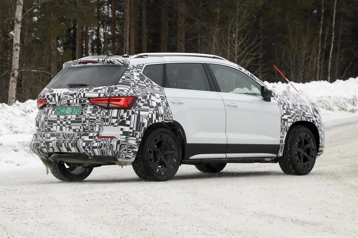 Seat Ateca: restyling e powertrain ibrido in arrivo [Foto spia] (11)